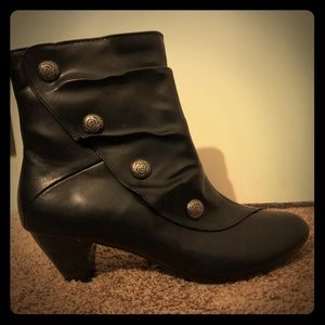 Soft Style by Hush Puppies booties